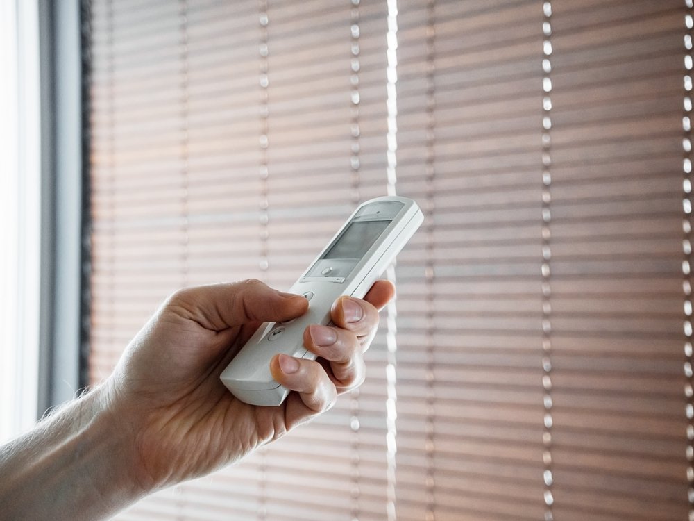 a person hand have the window remote 